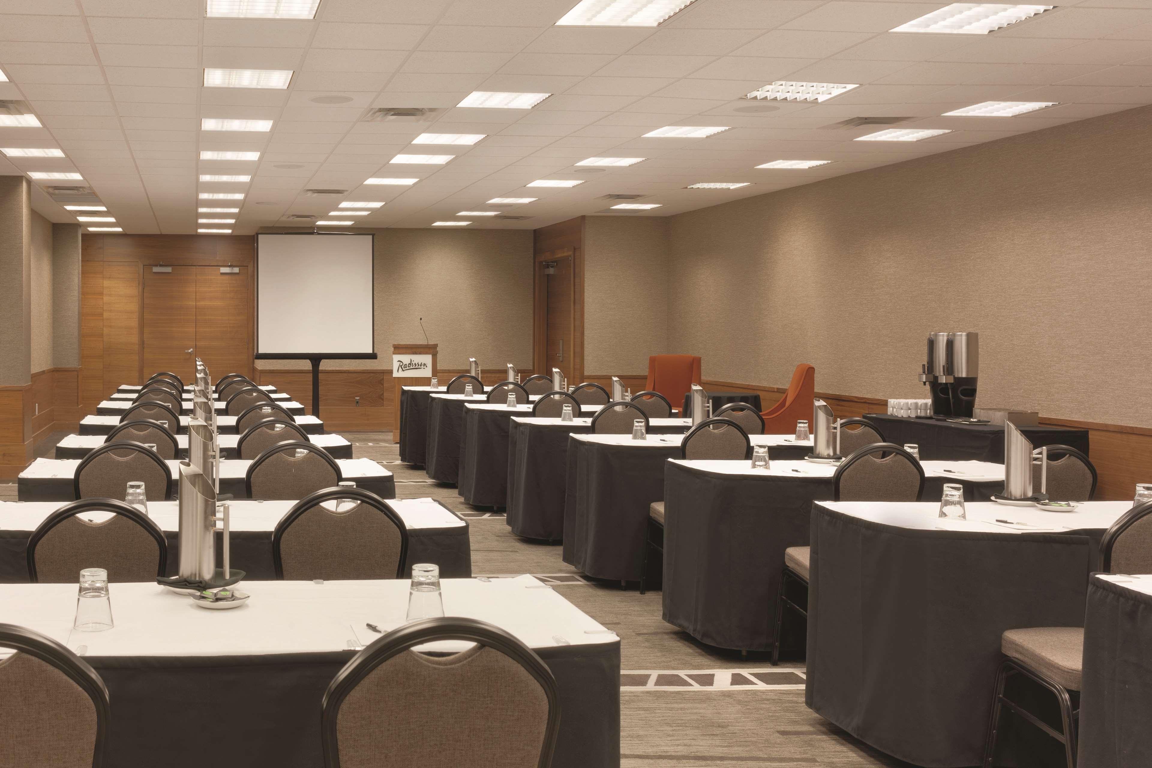 Hotel Radisson & Conference Centre Airport 4*